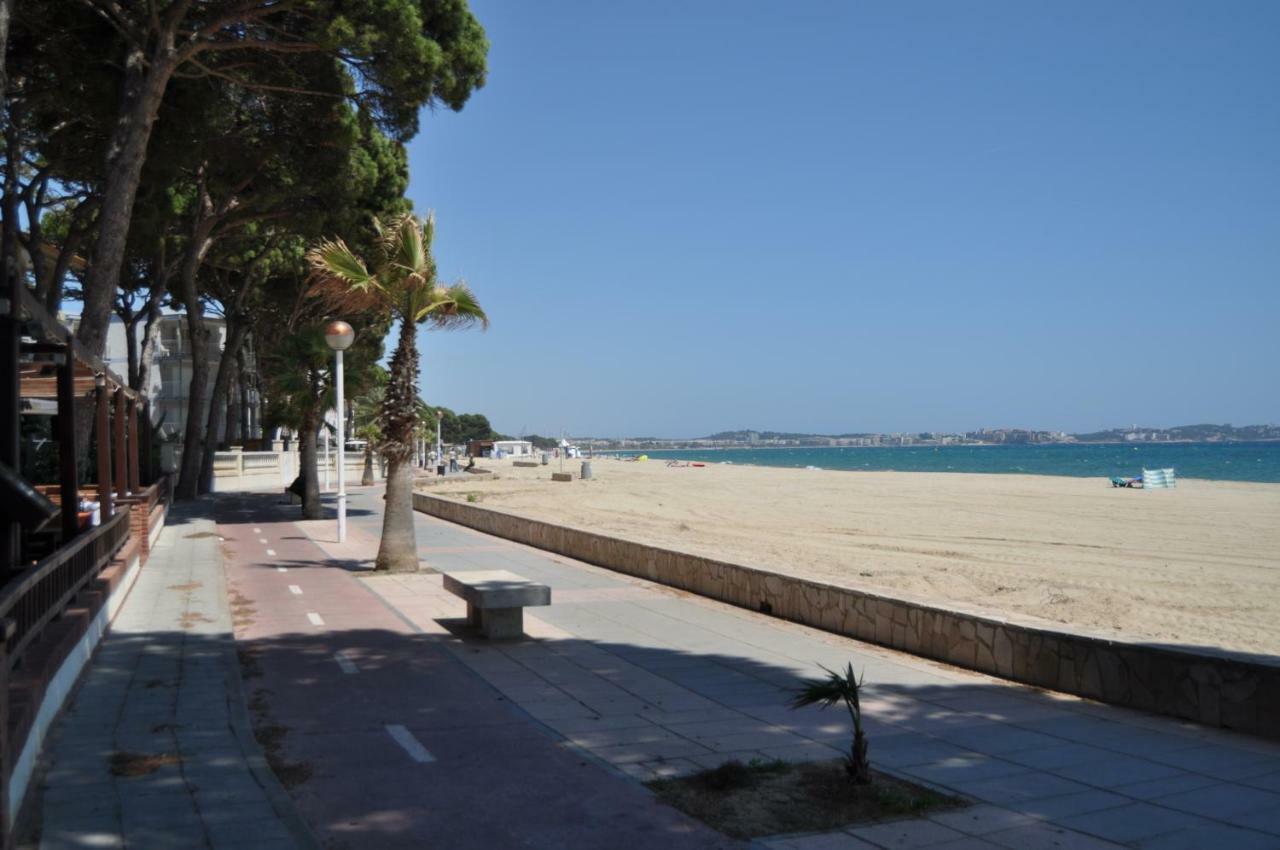 Primera Linea De Mar En Cambrils Bagian luar foto